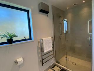 Kendal Ave 2BR Home 6 min to Airport - 4