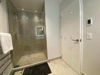 Kendal Ave 2BR Home 6 min to Airport - 2
