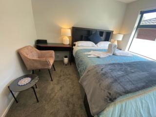 Kendal Ave 2BR Home 6 min to Airport - 6