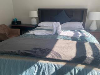 Kendal Ave 2BR Home 6 min to Airport - 7