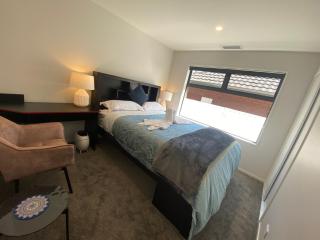 Kendal Ave 2BR Home 6 min to Airport - 8