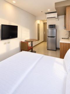 A-Makati Studio w 2Pools, Balcony, NewAC, SmartTV - 1
