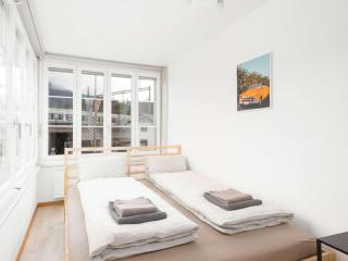 3BR Spiez Center Apt Parking & Balcony near Interlaken - 3