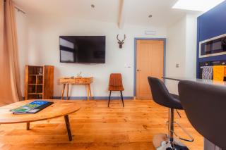 Luxurious 1BR House By FairyPools Waterfront - 5
