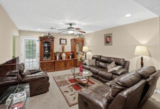 Comfy Family Basecamp • Vine Grove home - 0