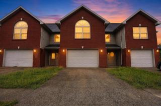 Comfy Family Basecamp • Vine Grove home - 6