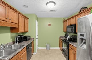 Comfy Family Basecamp • Vine Grove home - 8