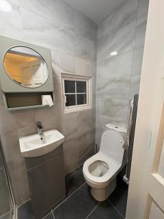 Modern 1-Bed Guest House Navan - 5