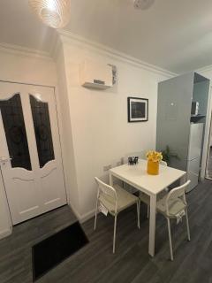 Modern 1-Bed Guest House Navan - 4