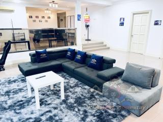 KL Bungalow 28 Pax - 7 Cars - Karaoke, Games & Meeting Area - 9 min to KLCC - 4