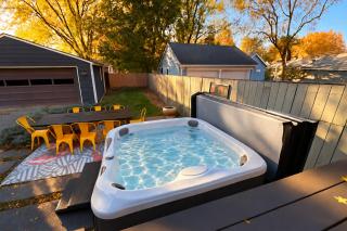 Broad Ripple Getaway, Hot Tub, King Bed, Walk to Shops, Bike the Monon - 9