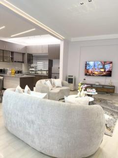 Spacious 2BR with Scenic Views & Soaking Tub in Muyenga - 1