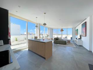 Bright Penthouse with Large Sunny Terrace - 0