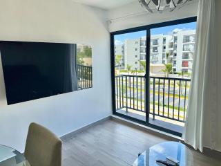 Bash Royale Luxe 3BR Condo 4 SmartTV Balcony - 4
