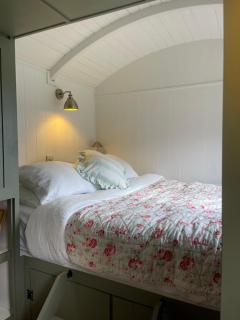 Romantic Shepherds Hut near Bude, North Cornwall - 8