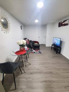 Beautiful Tranquil 1Bedroom Basement Suite - 5