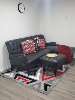 Beautiful Tranquil 1Bedroom Basement Suite - 2