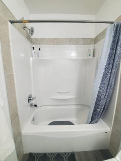 Beautiful Tranquil 1Bedroom Basement Suite - 1