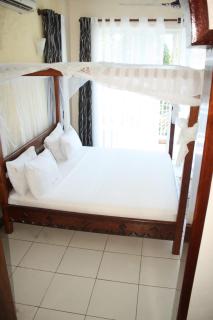 Lido Beachfront Resort - 3
