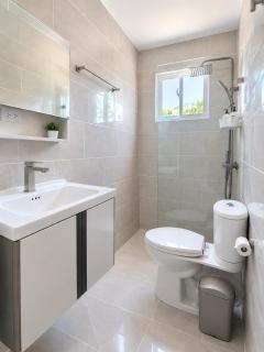 Lux Beachfront 2BR Balcony King Bed AC Parking WiFi - 7