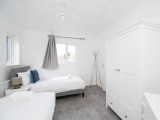 4 Bed With Driveway Next To The Station - 3