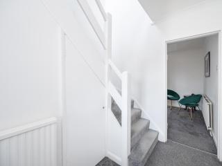 4 Bed With Driveway Next To The Station - 2