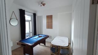 Hot Tub & Pool Table Getaway Opposite Stadium! - 0