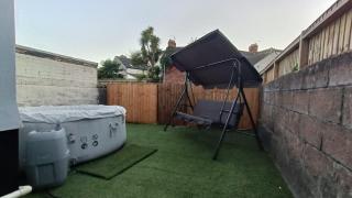Hot Tub & Pool Table Getaway Opposite Stadium! - 9