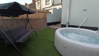 Hot Tub & Pool Table Getaway Opposite Stadium! - 3