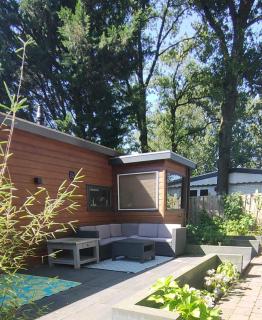 Cosy Wooden Chalet - Private Garden - with Airco - Recreational only - 50 mins from Amsterdam by car - 9