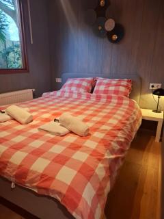 Cosy Wooden Chalet - Private Garden - with Airco - Recreational only - 50 mins from Amsterdam by car - 7