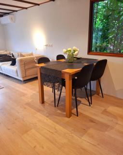 Cosy Wooden Chalet - Private Garden - with Airco - Recreational only - 50 mins from Amsterdam by car - 5