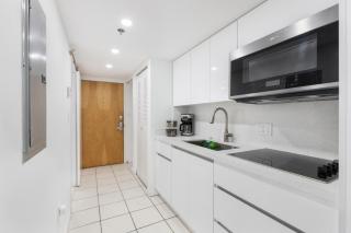 Studios in Brickell with Pool, Gym, free parking and Game Room - 3