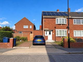 Spacious 2-Bed Home in Sunderland Contractors - 9
