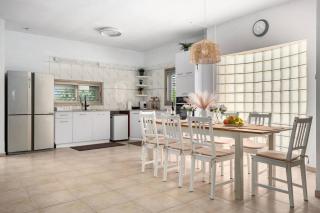 Luxury 5BR with Mamad - Beachside Villa - Netanya - Free Parking - 4