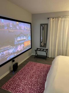 King Bed + Huge Movie Screen Near Duluth - 0