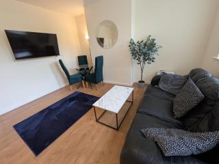 Modern 3-Bed House With Private Parking - 9