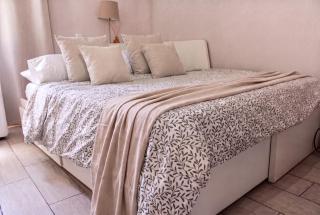 Central with charm and sea views - 9