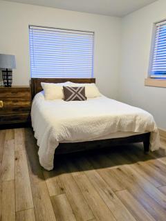 Lakeside Coastal Retreat 3BR Fully Furnished Home with Private Deck - 8