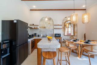 Villa Carpe Diem - Tropical Mediterranean 2BR with Infinity Pool and Jungle Views in Nyanyi - 8