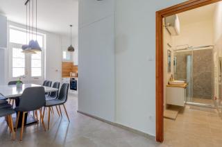 Grand Central Home with AC, TV, Sauna, 4 BR, Full Kitchen - 6