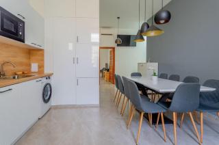 Grand Central Home with AC, TV, Sauna, 4 BR, Full Kitchen - 8