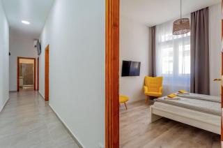 Grand Central Home with AC, TV, Sauna, 4 BR, Full Kitchen - Budapest - 8