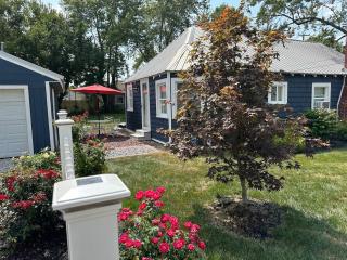 Charming 2 bedroom cottage 2 blocks from lake - 3