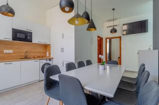 Grand Central Home with AC, TV, Sauna, 4 BR, Full Kitchen - Budapest - 5