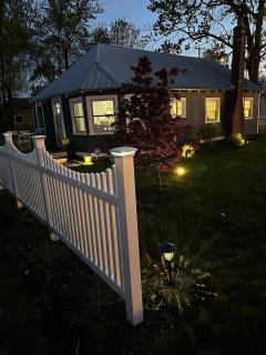 Charming 2 bedroom cottage 2 blocks from lake - 9