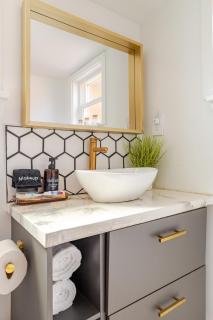 Charming Oasis Cozy Tiny Home, 15 mins Downtown - 9