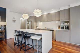 Doubleview Escape, Cafes, Shops, and Beach Nearby - 7