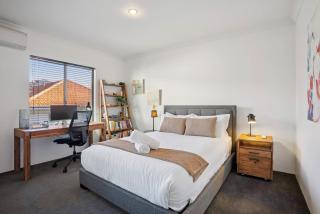 Doubleview Escape, Cafes, Shops, and Beach Nearby - 5