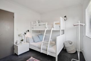 Doubleview Escape, Cafes, Shops, and Beach Nearby - 3